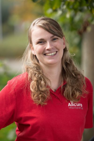 Lisette-de-Peinder-–-Huishoudelijk-verzorgende-Medewerker-marketing-en-communicatie-scaled-400x600